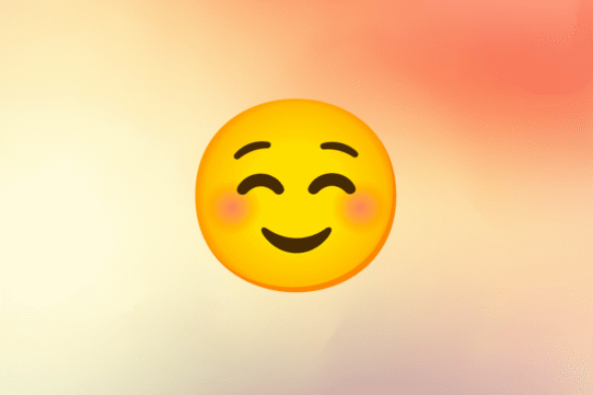 Émoji souriant aux joues roses sur fond dégradé orange et jaune